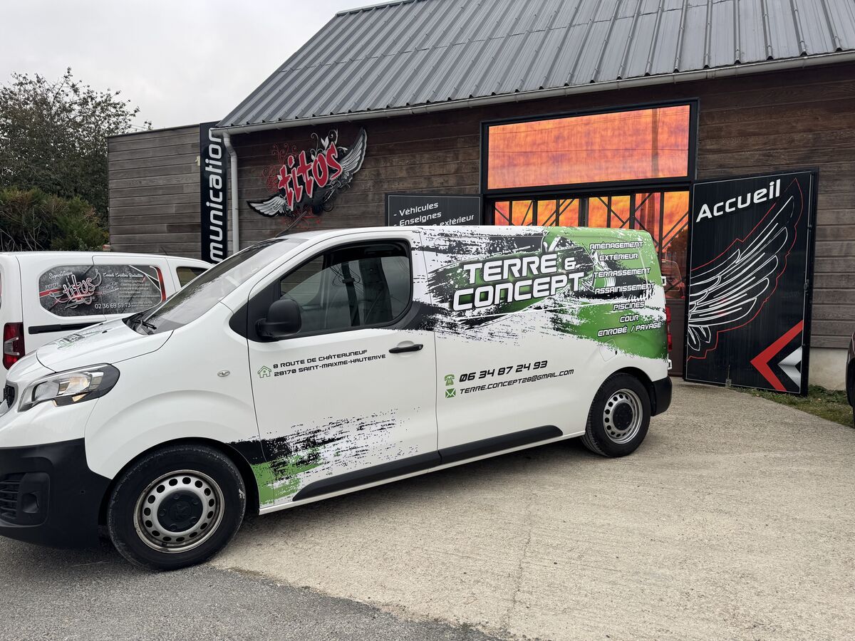 Camion floqué Terre & Concept devant un atelier